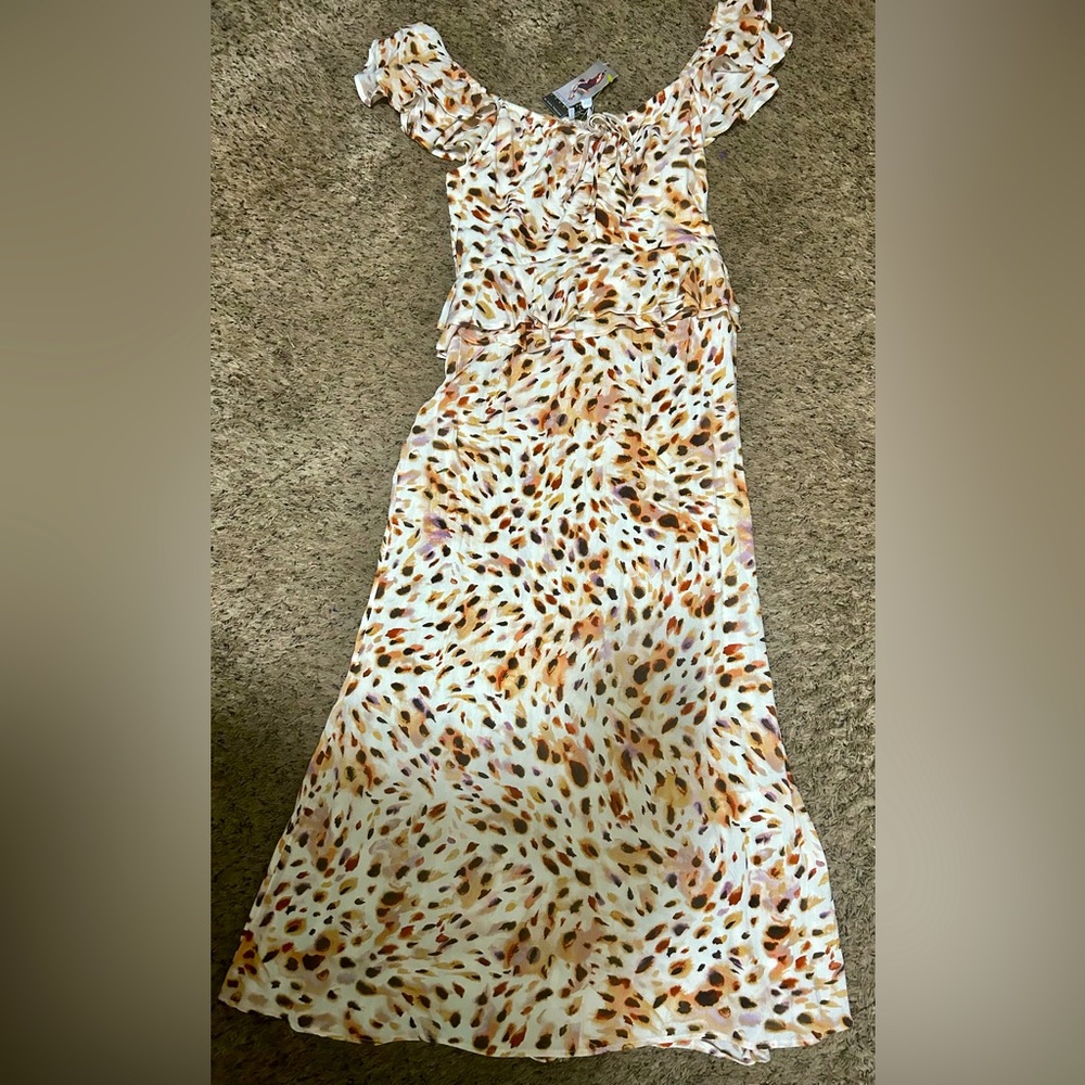 New with tags Sofia by VIX name brand size small. It’s a beautiful dress